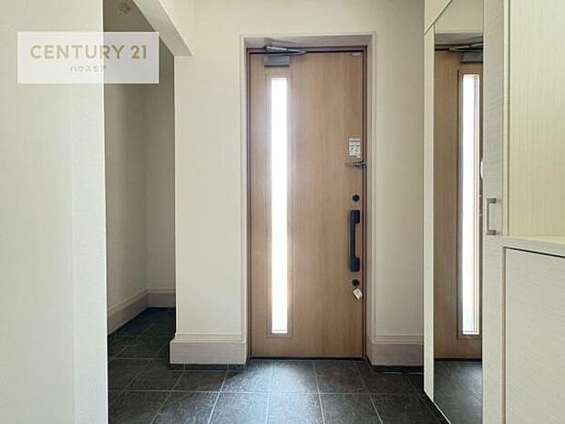 シューズボックス付きなので、玄関が片付きお掃除がしやすいです!スッキリした玄関で戸を開けた瞬間、清潔感のある心地いい空間が出迎えてくれます。