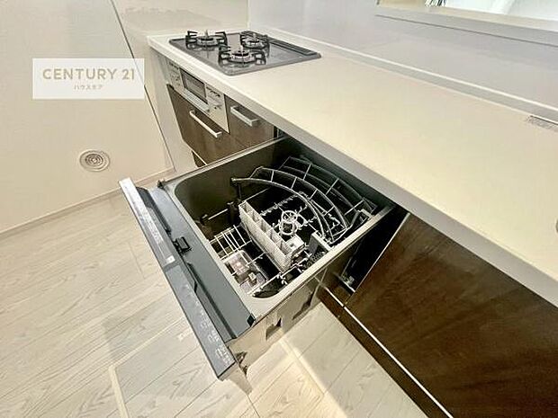 食洗機付き!忙しい時や冬場は手荒れ防止として大活躍します!ビルトイン仕様なので、場所も取らず調理スペースも広く使えて手際よく作業が出来ます!