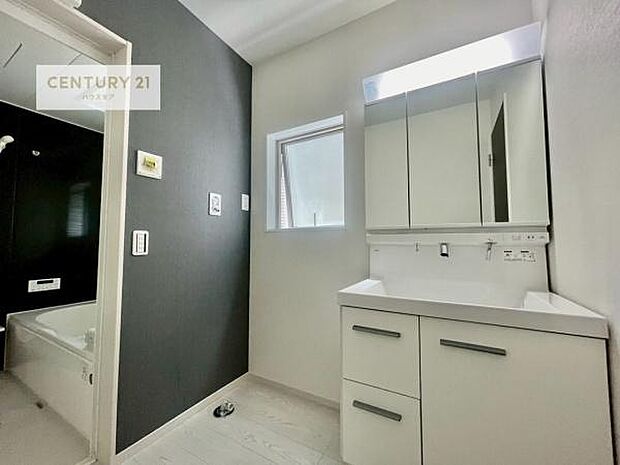 三面鏡仕様の洗面所は、身だしなみがしやすい造り!裏は収納になっています。ドライヤーやお化粧道具を片付けられるので洗面台周りをスッキリと見せることが出来ます!