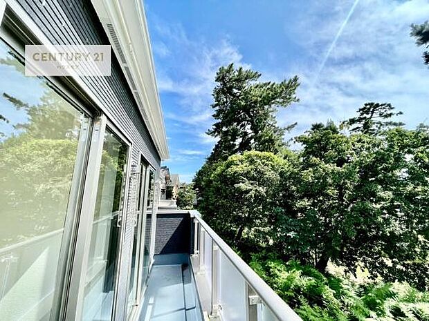 広々としているバルコニーです!お洗濯物を干すのはもちろん風に当たりながらくつろぎタイムが送れます!