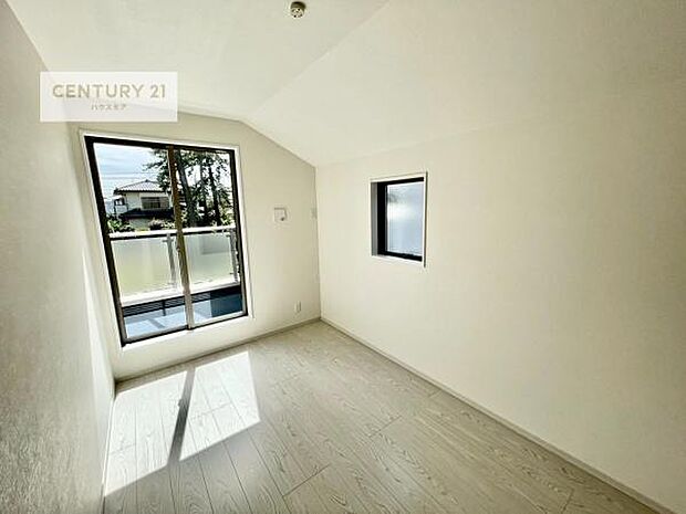 2面採光を確保した明るい室内は、風通しも良く、明るく大変居心地の良い空間となっております。リラックスして過ごせる心地の良いお部屋です!朝の目覚めがスッキリしますね!