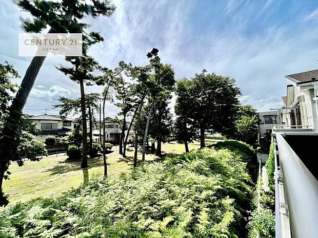 落ち着きある住宅街です!周囲には高い建物がなく、空が広く開放感があり、陽当たりを大きく遮られることもありません!気持ちの良い風が通り抜ける街並みです!