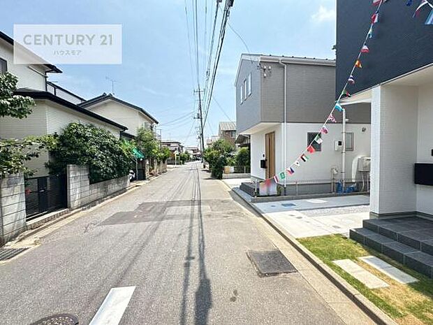 前面道路5.9m!陽当り良好な立地です。車庫入れが苦手な方も安心ですね。