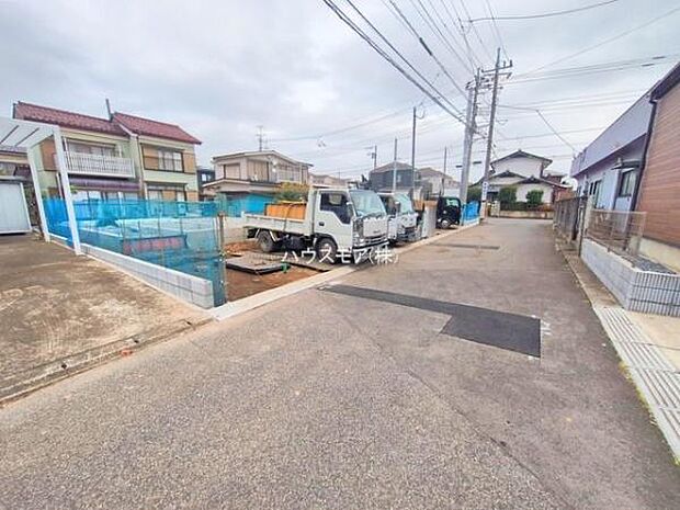前面道路は5m!陽当り良好な立地です。車庫入れが苦手な方も安心ですね。