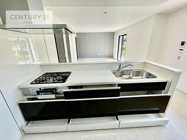 収納スペースが豊富で、調理スペースがスッキリと片付きひろ〜く活用できます！快適に作業ができます！毎日の料理が捗ります！