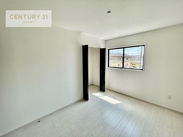 掃き出し窓がないお部屋は、お子様のお部屋としても安心です！収納スペースも充実しているので散らかったお部屋をサッと片付けられます！