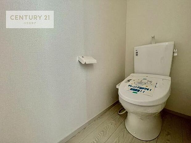 1・2階にトイレがございます！朝の忙しい時間帯も待たずにすみそうですね。白を基調とした清潔感のあるトイレでお手入れがしやすいです！
