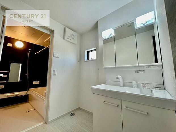 三面鏡仕様の洗面所は、身だしなみがしやすい造り！裏は収納になっています。ドライヤーやお化粧道具を片付けられるので洗面台周りをスッキリと見せることが出来ます！