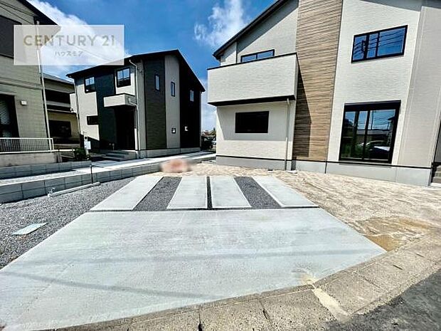 駐車スペースは2台分あります！セカンドカーはもちろん、バイクや自転車なども置き場所に困りません。