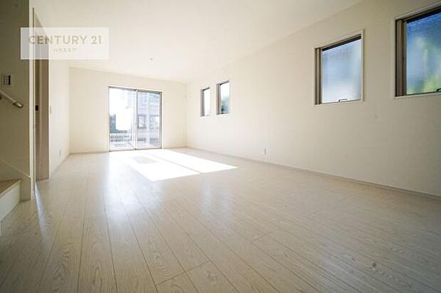 大きな窓からは陽がたっぷり入り込み、明るさと温もりを感じる居心地の良い空間で、ずっと過ごしたくなるようなリビングに仕上がっています!