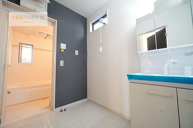 小窓付きの明るい洗面室です!湿気もすぐに入れ替えができて清潔に保つことができます!自然光が差し込むのでお化粧の仕上がりも良くなりますね!