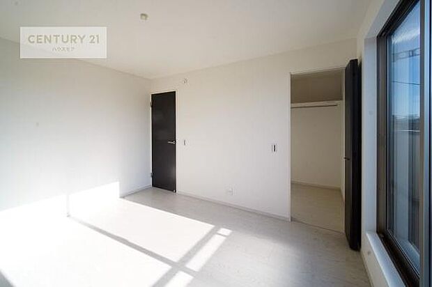 ウォークインクローゼット付きです。たくさんのお洋服などを収納しておけそうですね!他にも扇風機や加湿器など季節物の大きな家電も収納できます。