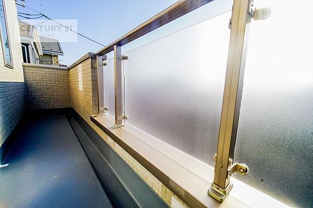 広々としているバルコニーです!お洗濯物を干すのはもちろん、風に当たりながらくつろぎタイムが送れます!