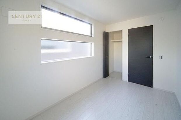 収納スペースがついています!居室をスッキリ整頓する事ができますね。家具を選ばないシンプルなデザインの為、家具を選ばずお気に入りの空間作りができそうですね。