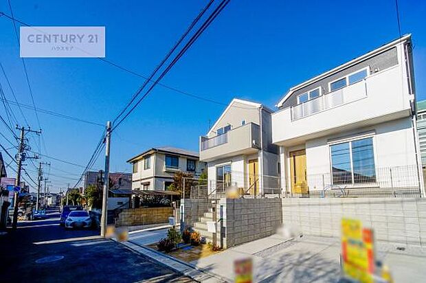 前面道路は6m!陽当り良好な立地です。車庫入れが苦手な方も安心ですね。