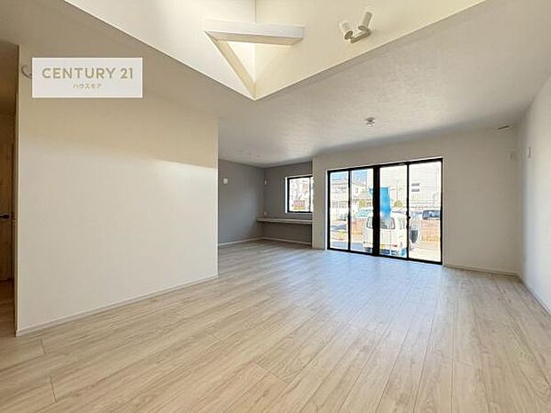 大きな窓からたっぷりの陽ざしが入る明るいリビング。開放感のあるリビングで家族団らんのくつろぎの時間を過ごせます。