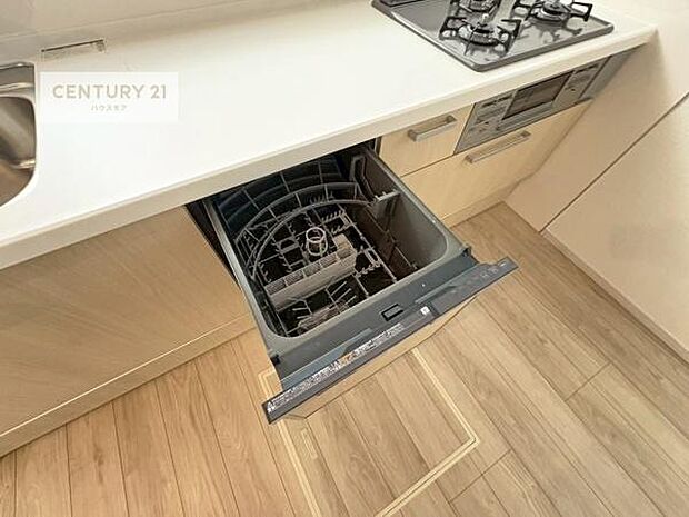 食洗機付き!忙しい時や冬場は手荒れ防止として大活躍します!ビルトイン仕様なので、場所も取らず調理スペースも広く使えて手際よく作業が出来ます!
