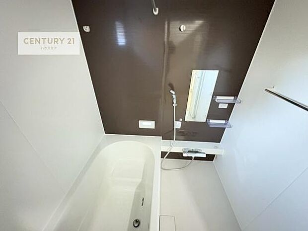 落ち着きある大人の雰囲気のバスルームは、味が出ていてバスタイムが充実!お仕事頑張っているご褒美にお好みの匂いの入浴剤を入れて、楽しんでみてはいかがでしょうか?