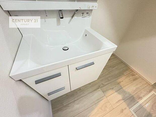 深い洗面台ボウルは、水が跳ねにくいのでお手入れが楽々!清潔感が保てます!キレイな洗面所で自分磨きのモチベーションが上がりますね!