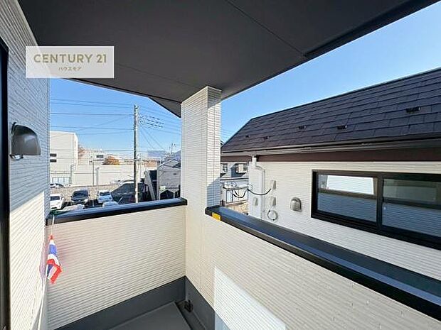 広々としたバルコニーで一日の始まりをスタート!お洗濯ものをたっぷり気持ちよく干せます!