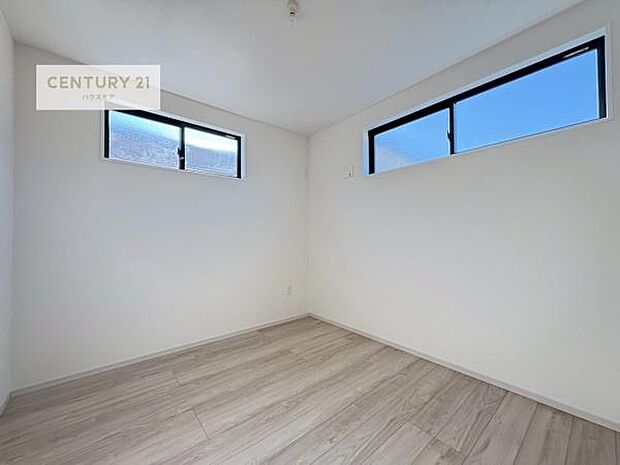 明るい室内は、風通しも良く、明るく大変居心地の良い空間となっております。リラックスして過ごせる心地の良いお部屋です!