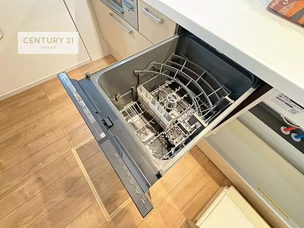 食洗機付き!忙しい時や冬場は手荒れ防止として大活躍します!ビルトイン仕様なので、場所も取らず調理スペースも広く使えて手際よく作業が出来ます!