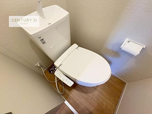 1・2階にトイレがございます!朝の忙しい時間帯も待たずにすみそうですね。白を基調とした清潔感のあるトイレでお手入れがしやすいです!