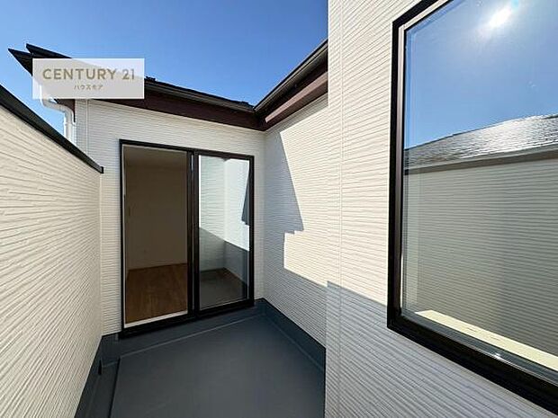 広々としたバルコニーで一日の始まりをスタート!お洗濯ものをたっぷり気持ちよく干せます!