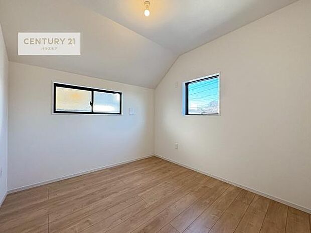 2面採光を確保した明るい室内は、風通しも良く、明るく大変居心地の良い空間となっております。リラックスして過ごせる心地の良いお部屋です!朝の目覚めがスッキリしますね!