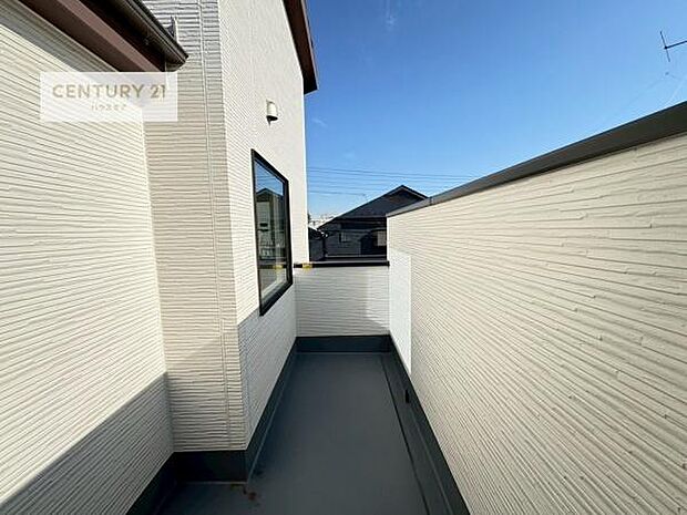 晴れた日には青い空を見渡せる開放的な時間を楽しめます。気持ちの良い風が通り抜ける街並みです!