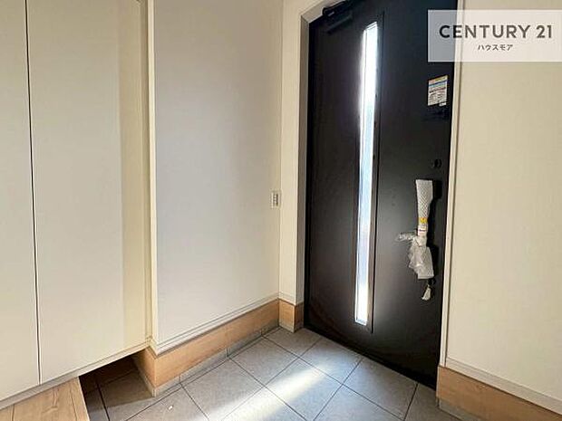 シューズボックス付きなので、玄関が片付きお掃除がしやすいです!スッキリした玄関で戸を開けた瞬間、清潔感のある心地いい空間が出迎えてくれます。