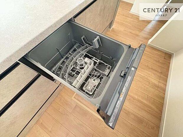 食洗機付き!忙しい時や冬場は手荒れ防止として大活躍します!ビルトイン仕様なので、場所も取らず調理スペースも広く使えて手際よく作業が出来ます!