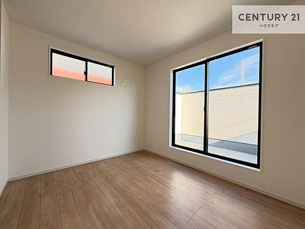 バルコニーに面している洋室です。明るく温もりがあり、換気もしっかりできます!朝起きて、外に出て背伸びをしつつ深呼吸をし良い朝を迎え入れることができます。