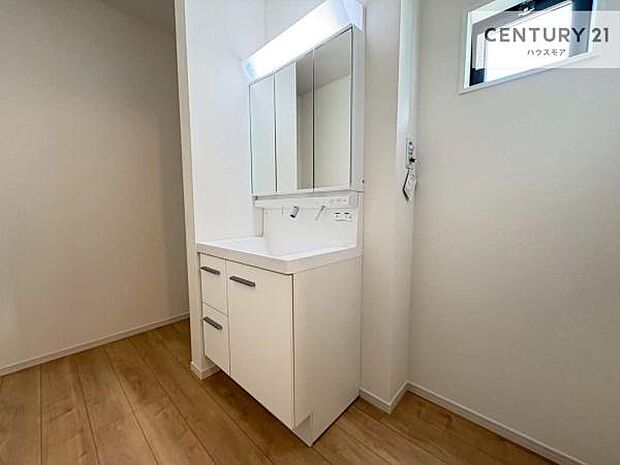 小窓付きの明るい洗面室です!湿気もすぐに入れ替えができて清潔に保つことができます!自然光が差し込むのでお化粧の仕上がりも良くなりますね!