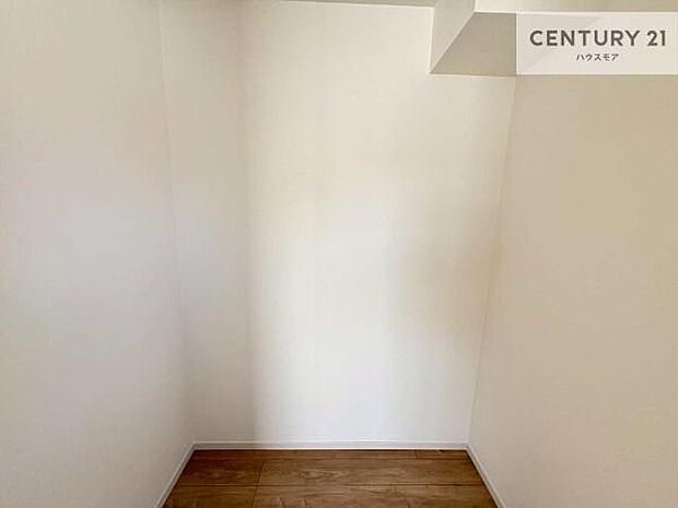 ウォークインクローゼット付きです。たくさんのお洋服などを収納しておけそうですね!他にも扇風機や加湿器など季節物の大きな家電も収納できます。