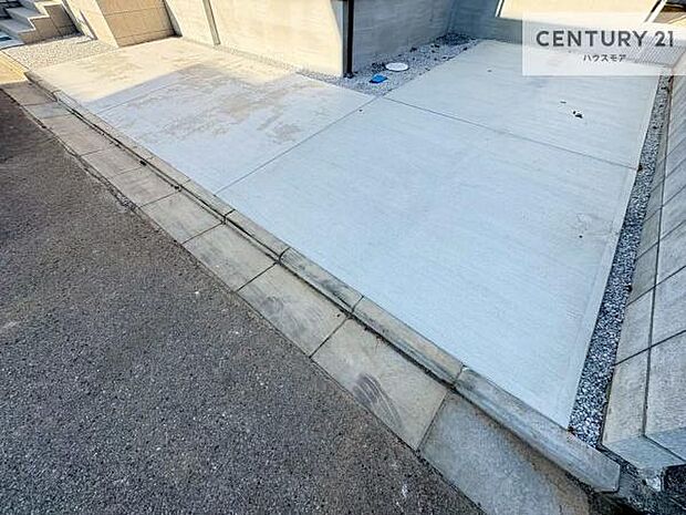 駐車スペースは2台分あります!セカンドカーはもちろん、バイクや自転車なども置き場所に困りません。