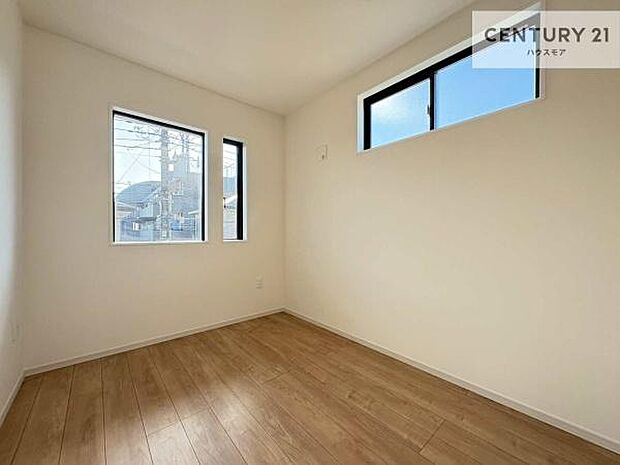 2面採光を確保した明るい室内は、風通しも良く、明るく大変居心地の良い空間となっております。リラックスして過ごせる心地の良いお部屋です!朝の目覚めがスッキリしますね!