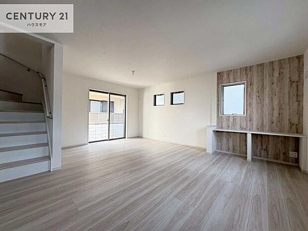 大きな窓からたっぷりの陽ざしが入る明るいリビング。開放感のあるリビングで家族団らんのくつろぎの時間を過ごせます。