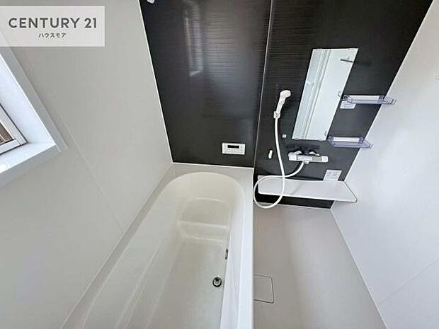 落ち着きある大人の雰囲気のバスルームは、味が出ていてバスタイムが充実!お仕事頑張っているご褒美にお好みの匂いの入浴剤を入れて、楽しんでみてはいかがでしょうか?