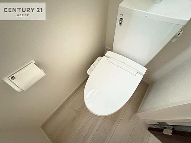 1・2階にトイレがございます!朝の忙しい時間帯も待たずにすみそうですね。白を基調とした清潔感のあるトイレでお手入れがしやすいです!