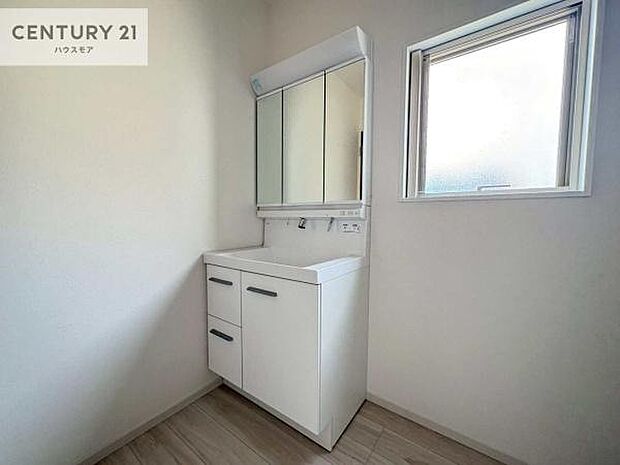 小窓付きの明るい洗面室です!湿気もすぐに入れ替えができて清潔に保つことができます!自然光が差し込むのでお化粧の仕上がりも良くなりますね!