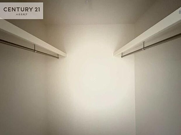 ウォークインクローゼット付きです。たくさんのお洋服などを収納しておけそうですね!他にも扇風機や加湿器など季節物の大きな家電も収納できます。