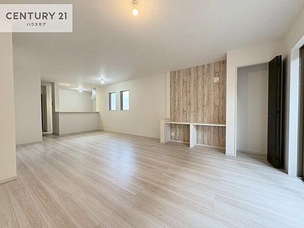 開放感のある広々LDK!ソファーやダイニングテーブルを置いても窮屈にならないので快適に過ごせます!コミュニケーションが取りやすいリビングです!