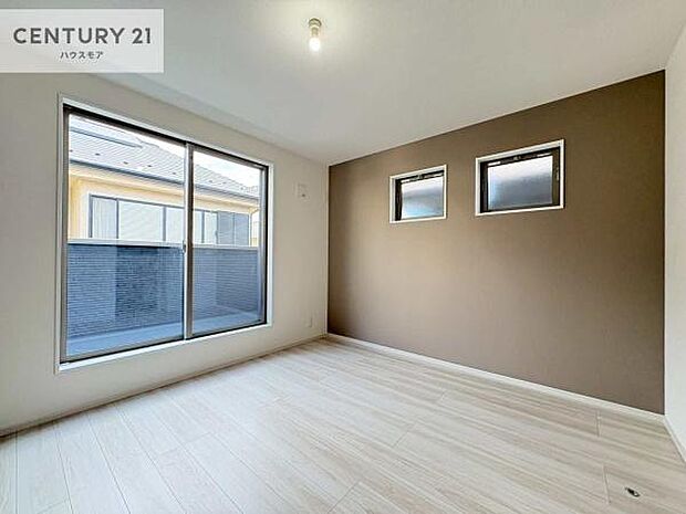 バルコニーに面している洋室です。明るく温もりがあり、換気もしっかりできます!朝起きて、外に出て背伸びをしつつ深呼吸をし良い朝を迎え入れることができます。