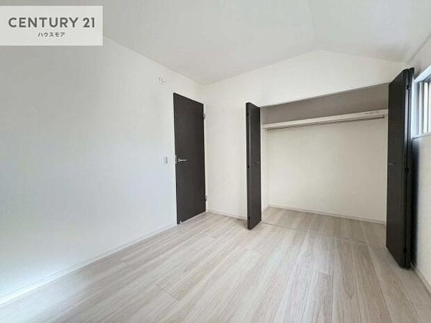 掃き出し窓がないお部屋は、お子様のお部屋としても安心です!収納スペースも充実しているので散らかったお部屋をサッと片付けられます!