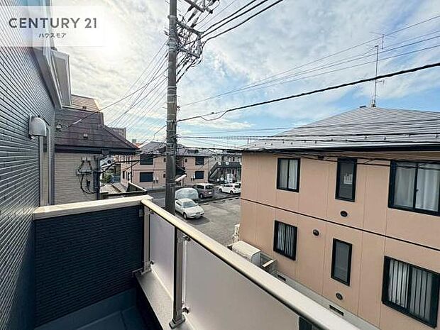 広々としたバルコニーで一日の始まりをスタート!お洗濯ものをたっぷり気持ちよく干せます!