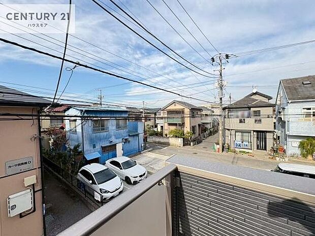 晴れた日には青い空を見渡せる開放的な時間を楽しめます。気持ちの良い風が通り抜ける街並みです!