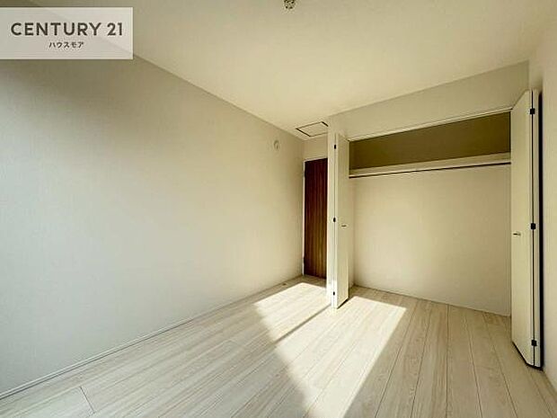 全居室に収納を完備しているため、衣類や日用品をすっきり整理しやすく、お部屋を広々と使える住まいです。毎日の片付けがしやすく、快適な生活空間が保てます。