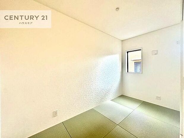 タタミの香りが安らぎを与える、リラックス空間。開放感のある和室となっております。日本人の心感じる「和」の空間。井草の香り漂う空間は癒しのひと時を演出してくれます！