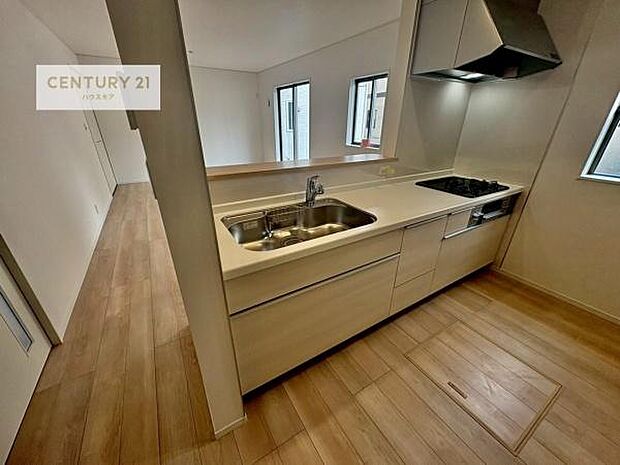 大人気の対面式システムキッチンを採用しています！ご家族のコミュニケーションが自然と増える設計です。お子様にも目が届くので嬉しいですね。広々使えて快適に作業が進みます！